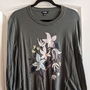 Grey sweater with flower embroidery